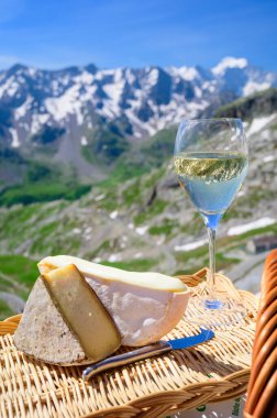 Peynir koleksiyonu, Fransız Alpleri 'ndeki Savoy bölgesinden Reblochon ve Tomme de Savoie peyniri, açık havada hafif inek sütü, Fransız Alpler dağlarının karlı tepelerinde manzara