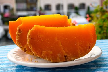 Fransız peyniri Mimolette 'in parçaları, Lille' de özel peynir akarları tarafından yapılan grimsi körfezle üretiliyor.