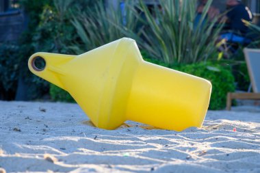 Saint-Tropez Körfezi 'ndeki kumlu sahilde sarı deniz şamandırası. Fransa, Provence' de yaz tatili.