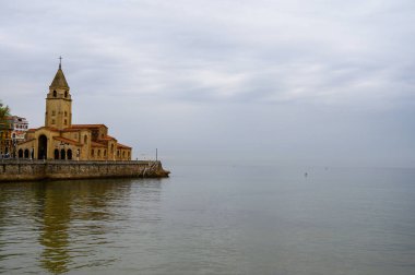 Gijon, Asturias, İspanya 'da San Pedro Kilisesi ve deniz kenarı gezisi