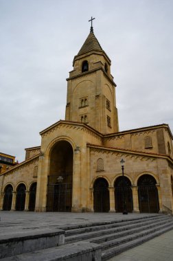 Gijon, Asturias, İspanya 'da San Pedro Kilisesi ve deniz kenarı gezisi