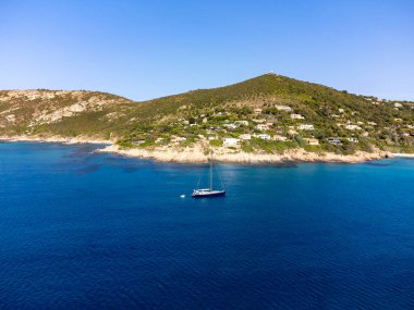 Fransız Riviera 'sında yaz tatilleri, kayalıkların ve kumlu sahil Escalet' nin hava manzarası Ramatuelle ve Saint-Tropez yakınlarında berrak mavi su, Var, Fransa, Cote d 'Azur