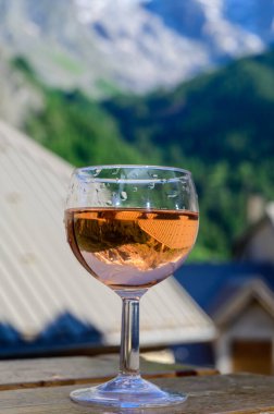 Savoy bölgesinden kurumuş gül şarabı içerken, Hautes Alpes dağlarının tepesinde kar manzarası var.