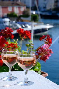 Port Grimaud limanında yat limanında soğuk gül Cote de Provence şarabı, Fransa 'nın Provence şehrinde Fransız Rivierası' nda yaz tatili.