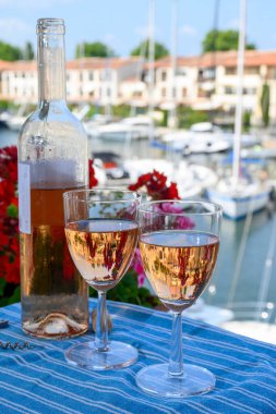 Port Grimaud limanında yat limanında soğuk gül Cote de Provence şarabı, Fransa 'nın Provence şehrinde Fransız Rivierası' nda yaz tatili.