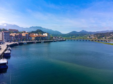 Costa Verde 'de tatil, Asturias' ın yeşil kıyısı, Ribadesella köyü, İspanya 'nın kuzeyinde kumlu plajları olan..