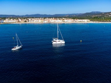 Saint-Tropez Körfezi 'nin mavi suları, yelkenliler, Grimaud Limanı plajları, Port Cogolin evleri, Fransa' nın Provence kentinde yaz tatili