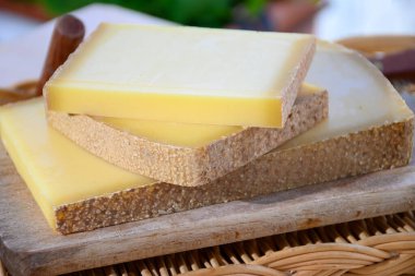 Fransız peyniri kontu, üç çeşit, 1 yıl olgunlaşmış prestij, meyveli meyve aromalı meyve ve Vieille Rezervi yakın plan.