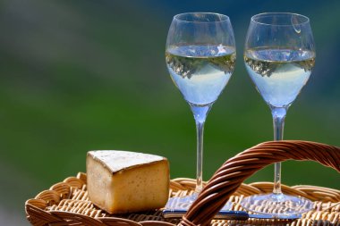 Peynir ve şarap, Savoy bölgesinden beyaz Roussette de Savoie veya Vin de Savoie şarabı Col du Galibier sınırında servis edilen peynirli Alpes Dağları manzaralı