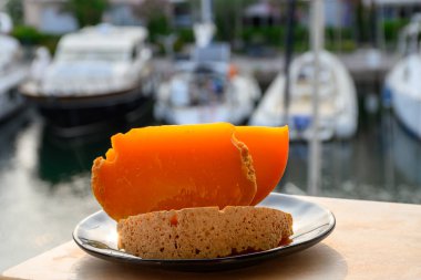Fransız peyniri Mimolette 'in parçaları, Lille' de özel peynir akarları tarafından yapılan grimsi körfezle üretiliyor.