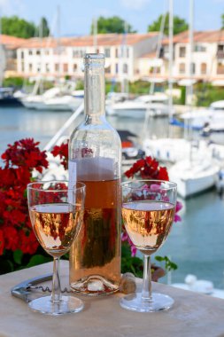 Port Grimaud limanında yat limanında soğuk gül Cote de Provence şarabı, Fransa 'nın Provence şehrinde Fransız Rivierası' nda yaz tatili.