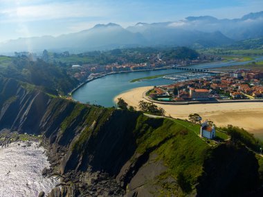 Havadan panoramik manzara, Costa Verde 'de tatil, Asturias' ın yeşil kıyısı, Ribadesella köyü, İspanya 'nın kuzeyinde kumlu plajlar..