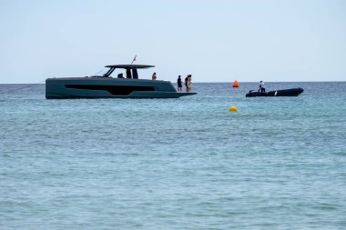 Saint-Tropez yakınlarındaki efsanevi Pampelonne sahilinin berrak mavi suları Fransız Riviera, Fransa, Cote d 'Azur' un beyaz kumlu sahillerinde yaz tatili.