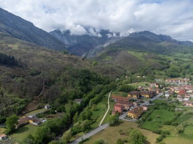 Los Arenas 'taki hava manzarası, ünlü lahana peynirlerinin üretildiği dağ köyü, Picos de Europa dağları, Asturias, İspanya' nın kuzeyi.