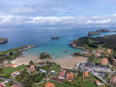 Asturias 'ın yeşil kıyılarında tatil, İspanya' nın kuzeyinde kumlu plajlı Celorio köyünün hava manzarası.