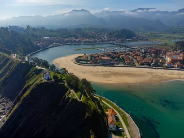 Havadan panoramik manzara, Costa Verde 'de tatil, Asturias' ın yeşil kıyısı, Ribadesella köyü, İspanya 'nın kuzeyinde kumlu plajlar..