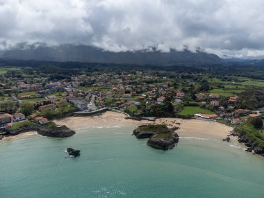 Asturias 'ın Yeşil Sahili' nde tatil. İspanya 'nın kuzeyinde kumlu plajlı Celorio köyü yakınlarında hava manzarası..