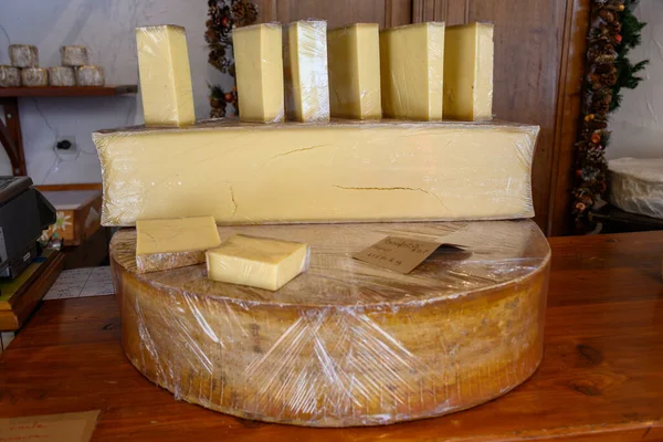 Grave Kayak Köyündeki Çiftçi Dükkanı Hautes Alpes Fransa Satılık Peynir — Stok fotoğraf