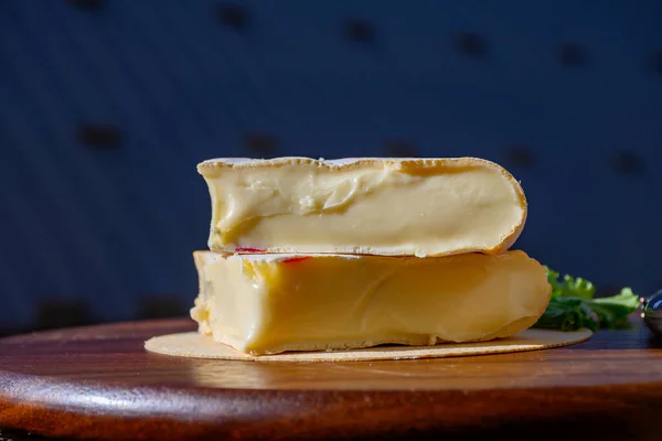 チーズコレクション フランスのリブロトンデサビーグラタン牛乳チーズは晴れた日に屋外で提供しました — ストック写真