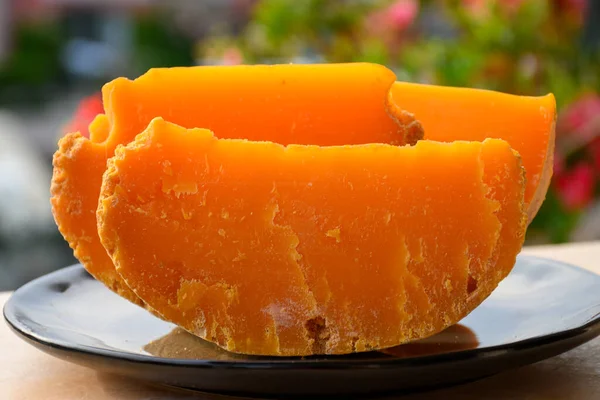 Fransız peyniri Mimolette 'in parçaları, Lille' de özel peynir akarları tarafından yapılan grimsi körfezle üretiliyor.