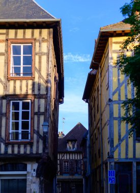 Troyes 'in ortaçağ merkezi. Yarı keresteli evleri ve dar sokakları olan eski şehir. Şampanya, Fransa, turizm beldesi.