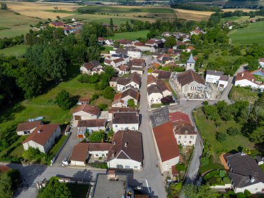 Tepedeki yeşil iç kısımlara ve Urville köyüne hava manzarası Cote des Bar 'daki şampanya bağları, Aube, Champange' ın güneyi, Fransa