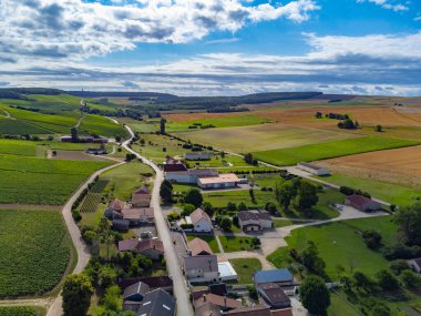 Tepedeki yeşil iç kısımlara ve Urville köyüne hava manzarası Cote des Bar 'daki şampanya bağları, Aube, Champange' ın güneyi, Fransa