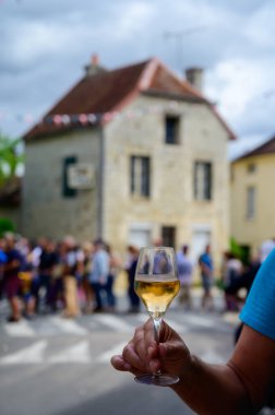 Yaz tatilinde şampanya eşliğinde köpüklü beyaz şarap tatmak Celles-sur-Ource, Cote des Bar, Champagne District, Fransa