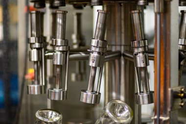 Şampanya şişelerini boşaltmak için ekipman. Yeraltı mağaralarını ziyaret, Cote des Bar, Aube, Fransa 'nın güneyinde geleneksel şampanya üretimi.