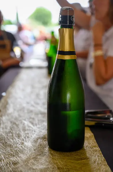 Proeverij Van Mousserende Witte Wijn Met Bubbels Champagne Zomers Weekend — Stockfoto