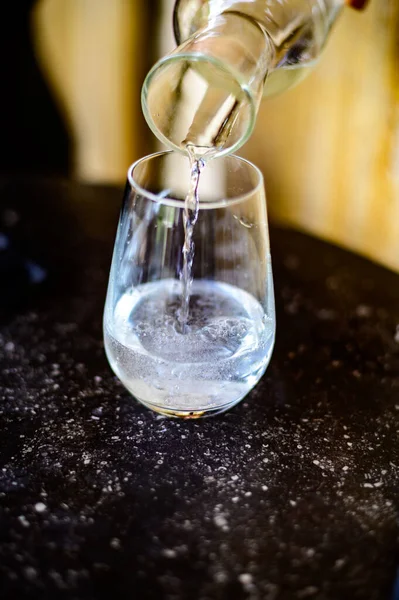 Ober Gieten Mineraalwater Uit Glazen Fles Een Glas Voedsel Concept — Stockfoto