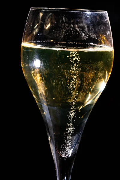 Copa Vino Espumoso Francés Con Burbujas Sobre Fondo Oscuro Burbujas — Foto de Stock