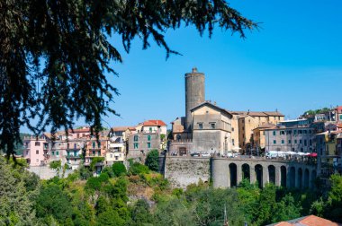 Küçük tarihi kasaba Nemi, volkanik krater gölü manzaralı yeşil Alban tepeleri manzaralı Nemi, Castelli Romani, İtalya yazın Roma yakınlarındaki