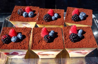 Taze yabani çilek ve ahududu tiramisu tatlısı antik Nemi şehrinde, Castelli Romani, İtalya