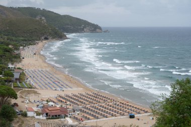 Ortaçağ 'ın küçük turistik kasabası Sperlonga' nın kumsal sahili ve deniz kıyıları, Latin, İtalya yaz tatillerinde gün doğumunda