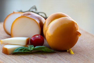 İtalyan yarı sert el yapımı tütsülenmiş ve beyaz scamorza peyniri, Apulia ya da Calabria bölgelerinden gelen inek sütünden.