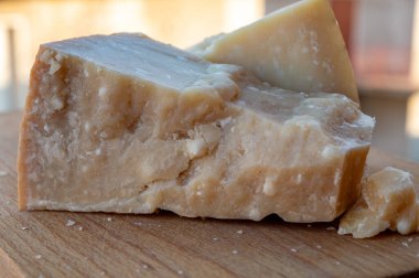 Geleneksel İtalyan yemekleri - 36 aylık mağaralarda Parma, Parmigiano-Reggiano, İtalya 'dan İtalyan parmesanlı sert inek sütlü peyniri
