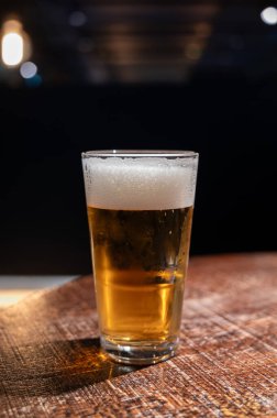 Eski İngiliz barında servis edilen soğuk taze İngiliz birası ve lager birası.