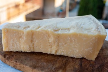 Geleneksel İtalyan yemekleri - 36 aylık mağaralarda Parma, Parmigiano-Reggiano, İtalya 'dan İtalyan parmesanlı sert inek sütlü peyniri