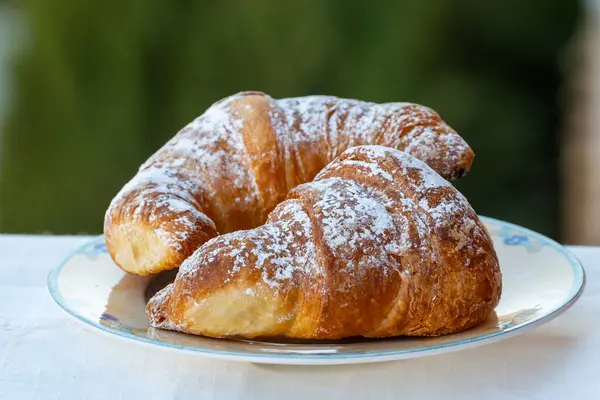 意大利甜早餐 新鲜烤羊角黄油糕点与糖粉关闭 — 图库照片