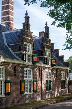 Hollanda 'nın Gelderland kentindeki küçük tarihi şehrin sokakları ve eski evleri güneşli bir günde yanar.