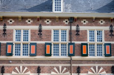 Hollanda 'nın Gelderland kentindeki küçük tarihi şehrin sokakları ve eski evleri güneşli bir günde yanar.
