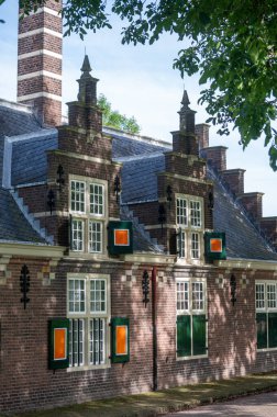 Hollanda 'nın Gelderland kentindeki küçük tarihi şehrin sokakları ve eski evleri güneşli bir günde yanar.