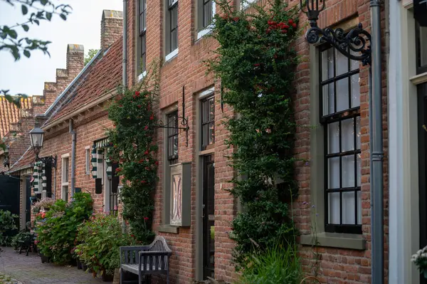 화창한 네덜란드 젤더랜드에있는 역사적인 Buren의 거리와 오래된 — 스톡 사진