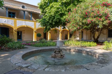 Antik Fransız kenti Arles 'teki eski dar sokakları ve evleri görün Provence' deki Arles, turistik durak hastanesi Van Gogh, Bouches-du-Rhone, Fransa