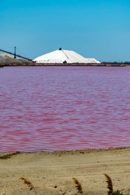 Tuz fabrikası, Camagrue deniz tuzu ve pembe tuzlu gölleri olan sanayi tesisi, Güney Fransa 'nın Aigues-Mortes, Gard, Occitania bölgesi