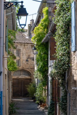 Antik Fransız kenti Arles 'deki eski dar sokakları ve evleri, Provence' deki turistik yerleri, Roma harabeleri, Bouches-du-Rhone, Fransa