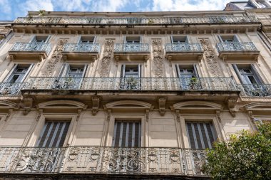 Montpellier şehrinin, Fransa 'nın, evlerin ve sokakların eski orta kesiminde yürüyorum.