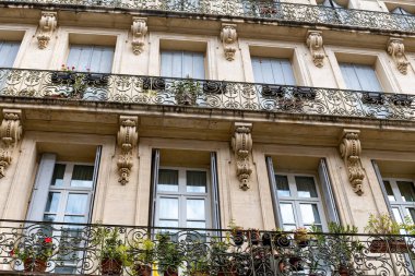 Montpellier şehrinin, Fransa 'nın, evlerin ve sokakların eski orta kesiminde yürüyorum.