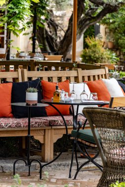 Öğle yemeğinden önce, masalı boş cafeler güneşli Saint-Tropez, Provence, Fransa 'da misafir bekliyor..